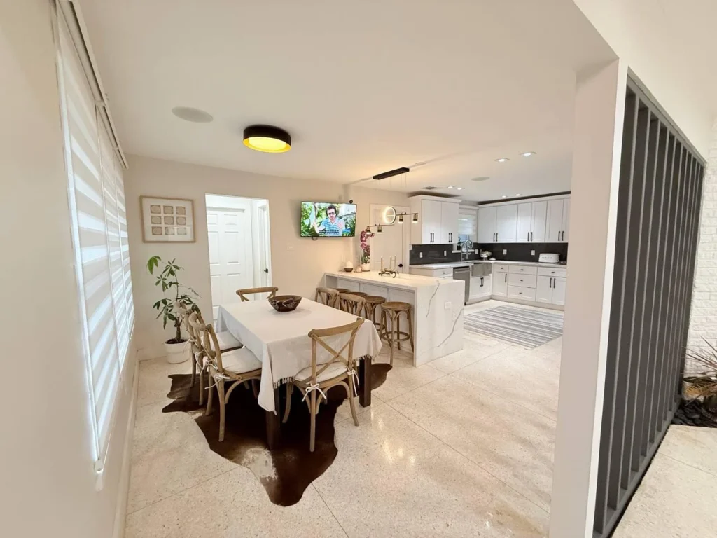 Briar Bayou — Open-plan dining and kitchen